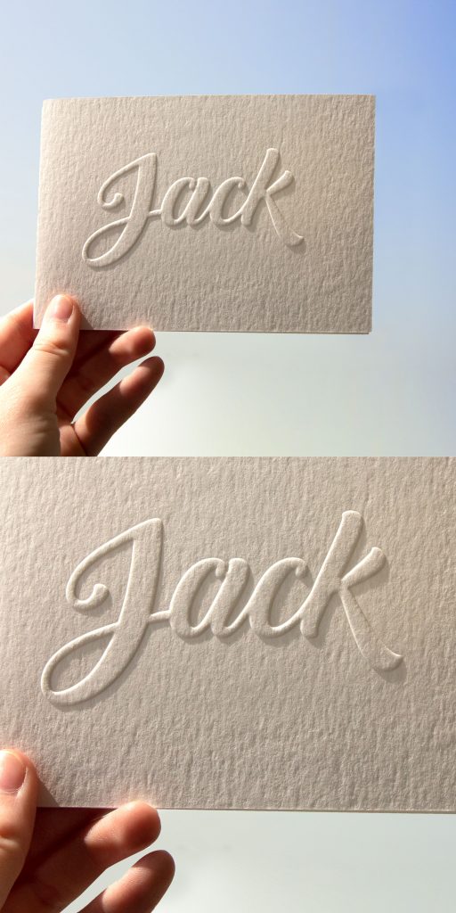 Het geboortekaartje voor Jack hebben we zo opgemaakt dat de naam op de voorzijde bijna lijkt op een logo. Een simpel maar heel stoer kaartje.