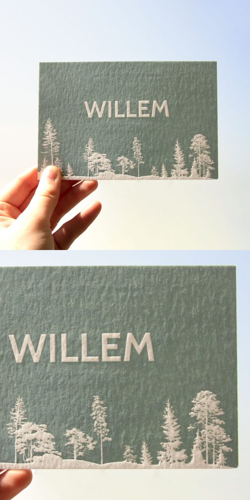 Dit kaartje met hebben wij ontworpen naar wens van de klant met op de voorzijde een bos afgebeeld. Op papier met een structuur wat je nog door het ontwerp heen ziet.