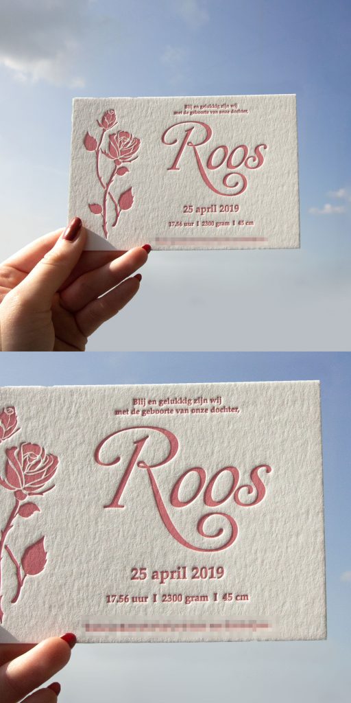 De ouders van Roos wilde een elegant en simpel geboortekaartje met een roos afbeelding. Wij hebben dit kaartje naar hun wensen ontworpen en daarna gedrukt op dit prachtige papier.