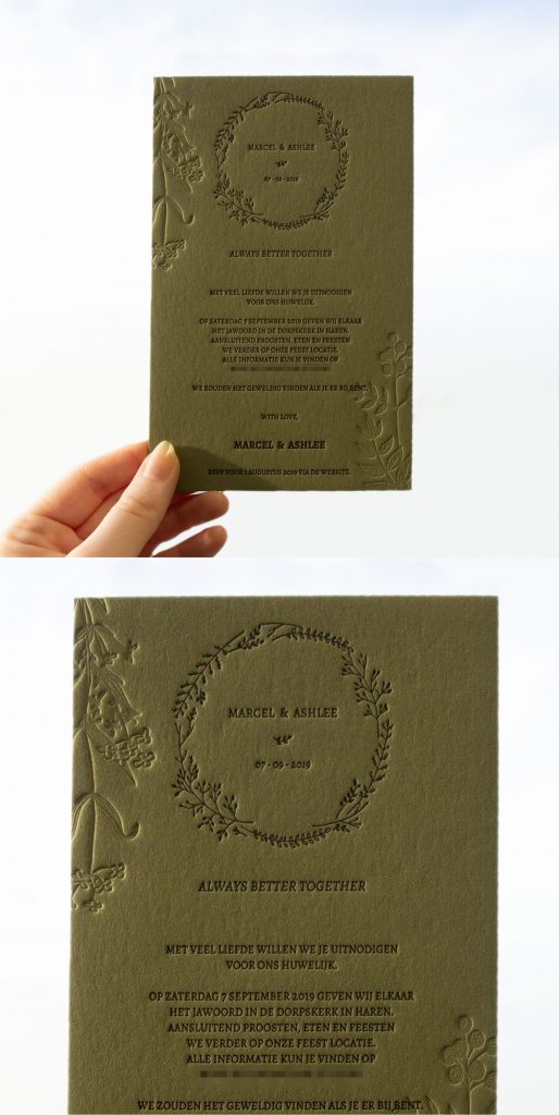 Een trouwkaart op groen, of een andere kleur papier geeft de kaart een bijzondere uitstraling. Dit kaartje heeft een sierlijke uitstraling, door het gebruik van de planten en bloemen illustraties. Door ons op maat gemaakt.
