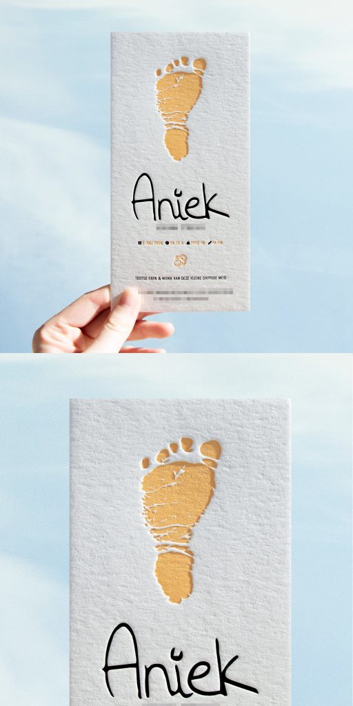De ouders van Aniek hebben na de geboorte een afdruk gemaakt van het voetje van Aniek. Deze hebben wij gedigitaliseerd waarna wij hier een stempel van maakte.