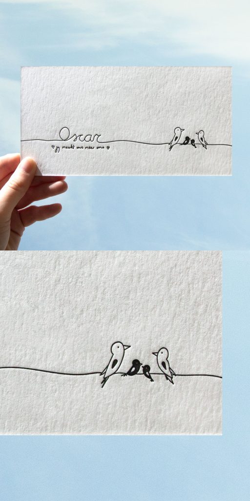 Dit minimalistische kaartje is gemaakt met een tekening van de moeder van Oscar. Op een mooi papier komt een simpel ontwerp mooi tot zijn recht.