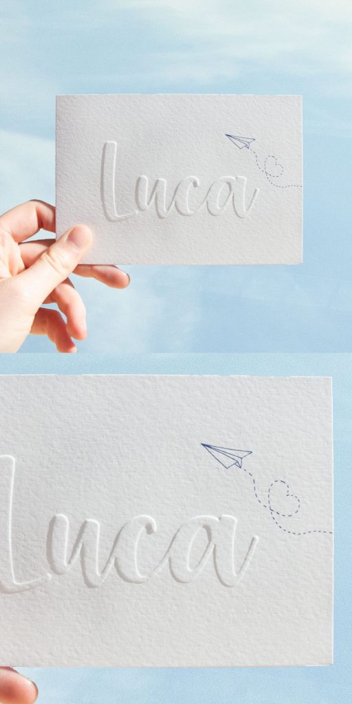 Dit geboortekaartje voor Luca hebben wij mogen ontwerpen en drukken. De blauwe kleur is digitaal gedrukt en de naam op de voorzijde is gedrukt met een kleurloze, opwaartse preeg.
