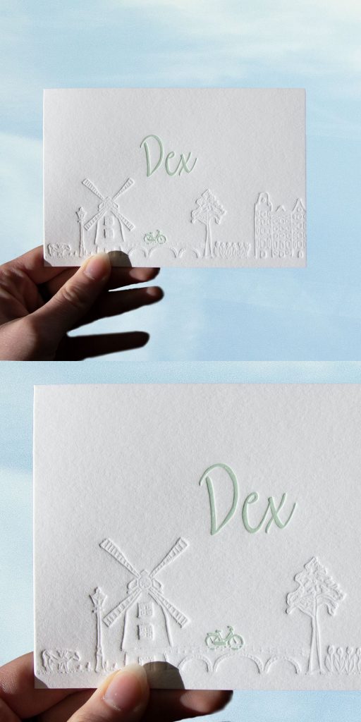 Voor de ouders van Dex hebben wij dit kaartje ontworpen met een skyline die Nederland vertegenwoordigd. Van grachtenpandjes tot een weiland met een koe. Gedrukt met een blinddruk.