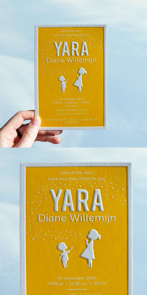 Voor Yara hebben wij dit lieve kaartje mogen ontwerpen in het okergeel. De witte delen komen ver omhoog door het gebruik van een opwaartse preeg.