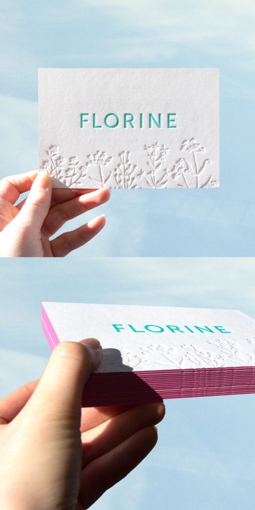 Dit geboortekaartje met in blinddruk gedrukte droogbloemen heeft aan de zijkant kleur op snee in een felle roze kleur. De combinatie van letterpress met een blinddruk vind ik altijd zo mooi!