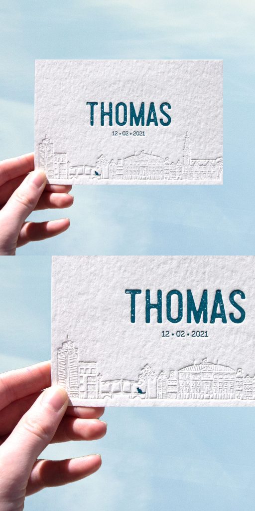 Dit stoere geboortekaartje met skyline hebben wij geïllustreerd voor Thomas. Ook zijn kat is terug te vinden op het kaartje. De skyline is zonder inkt, verdiept gedrukt.