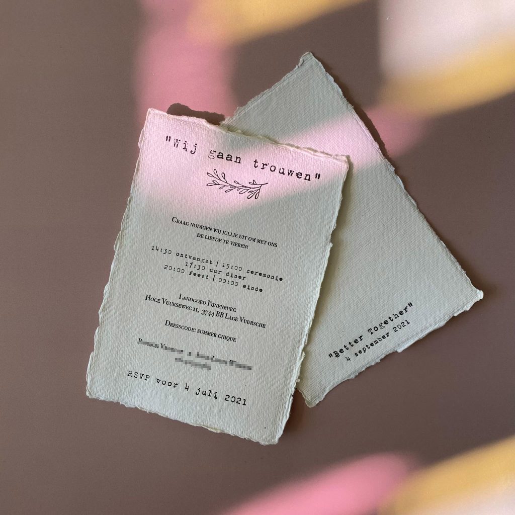 Een prachtig subtiele trouwkaart waarbij de letterpress heel mooi tot zijn recht komt op het handgeschepte papier.